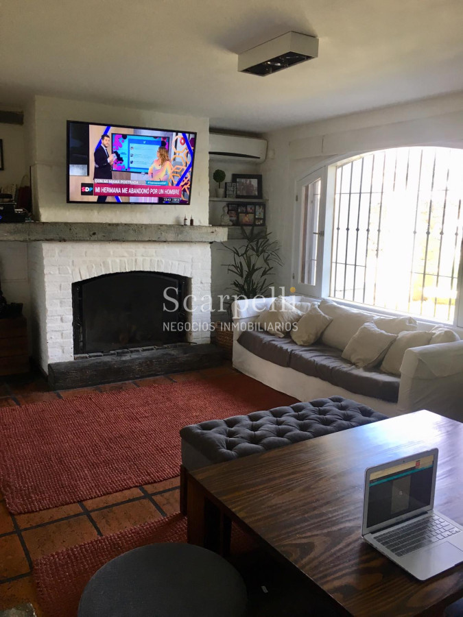 Casa ID.12430 - Importante residencia en Parque Miramar Estilo Colonial con hermoso parquizado Piscina y Barbacoa