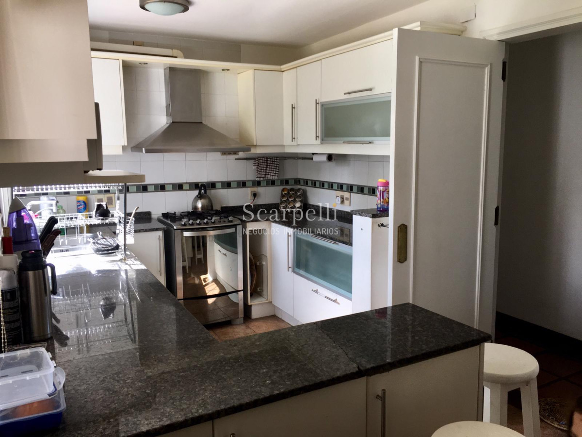 Casa ID.12430 - Importante residencia en Parque Miramar Estilo Colonial con hermoso parquizado Piscina y Barbacoa