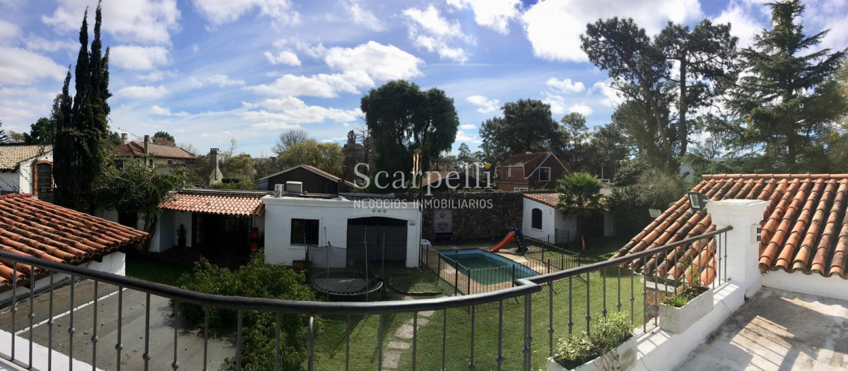 Casa ID.12430 - Importante residencia en Parque Miramar Estilo Colonial con hermoso parquizado Piscina y Barbacoa