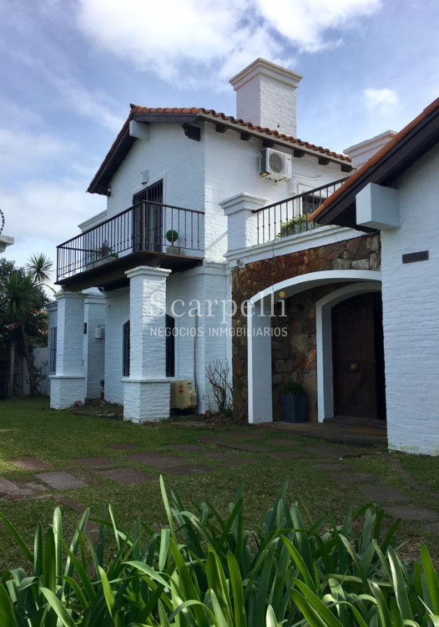 Casa ID.12430 - Importante residencia en Parque Miramar Estilo Colonial con hermoso parquizado Piscina y Barbacoa
