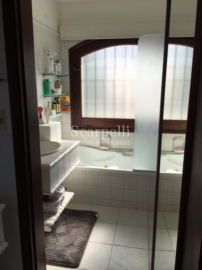 Casa ID.12430 - Importante residencia en Parque Miramar Estilo Colonial con hermoso parquizado Piscina y Barbacoa