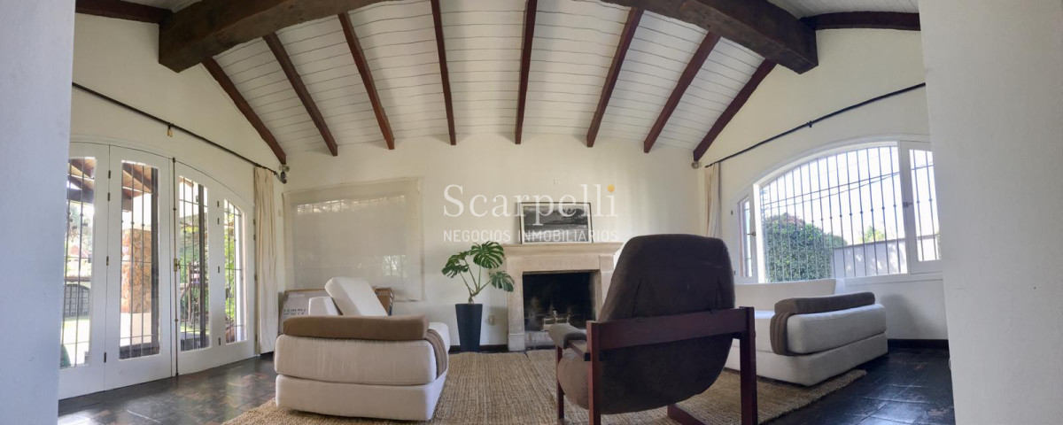 Casa ID.12430 - Importante residencia en Parque Miramar Estilo Colonial con hermoso parquizado Piscina y Barbacoa