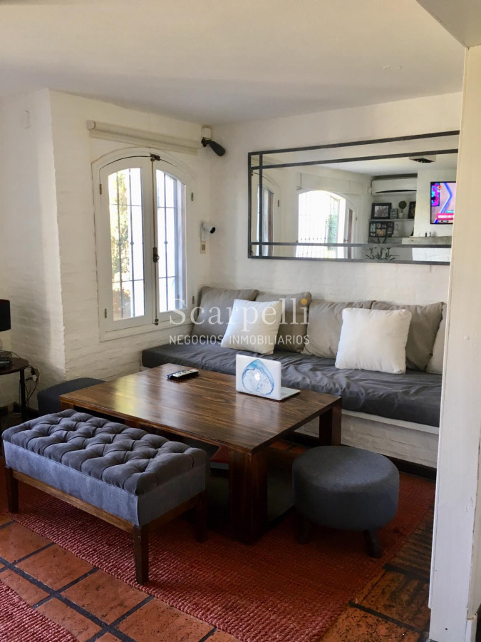 Casa ID.12430 - Importante residencia en Parque Miramar Estilo Colonial con hermoso parquizado Piscina y Barbacoa