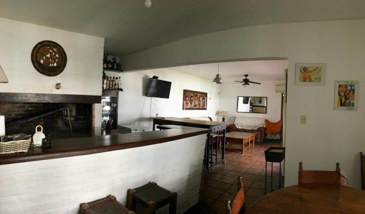 Casa ID.12430 - Importante residencia en Parque Miramar Estilo Colonial con hermoso parquizado Piscina y Barbacoa