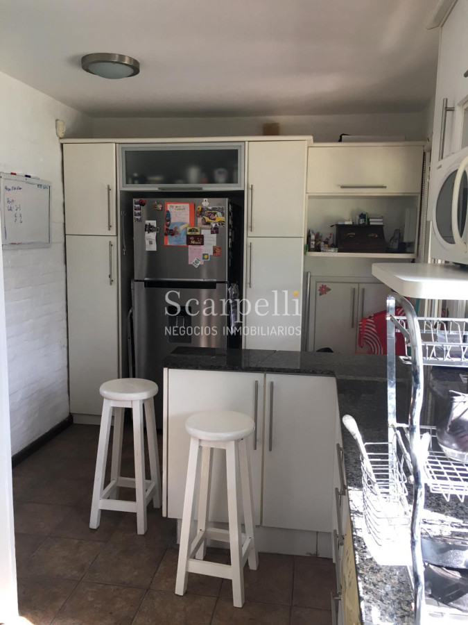 Casa ID.12430 - Importante residencia en Parque Miramar Estilo Colonial con hermoso parquizado Piscina y Barbacoa