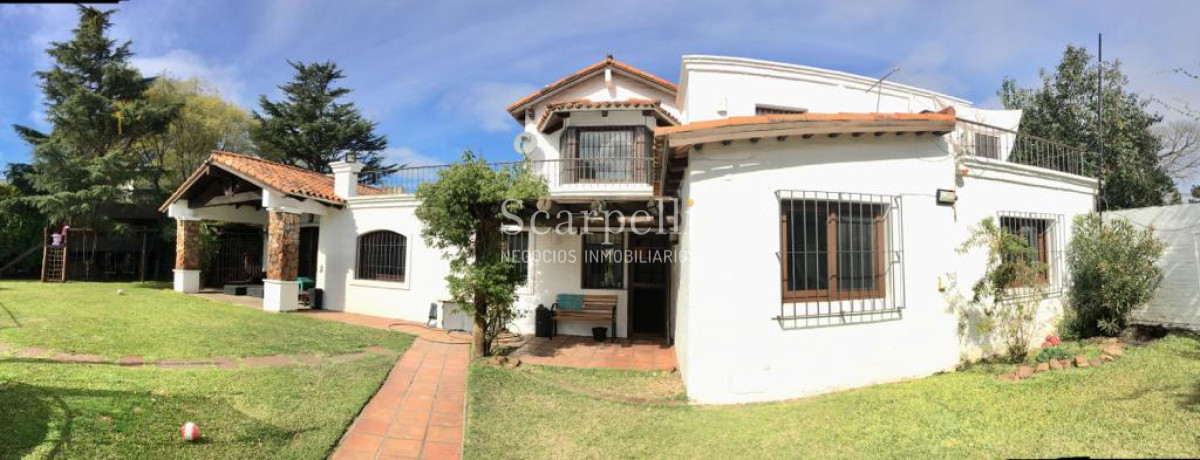 Casa ID.12430 - Importante residencia en Parque Miramar Estilo Colonial con hermoso parquizado Piscina y Barbacoa