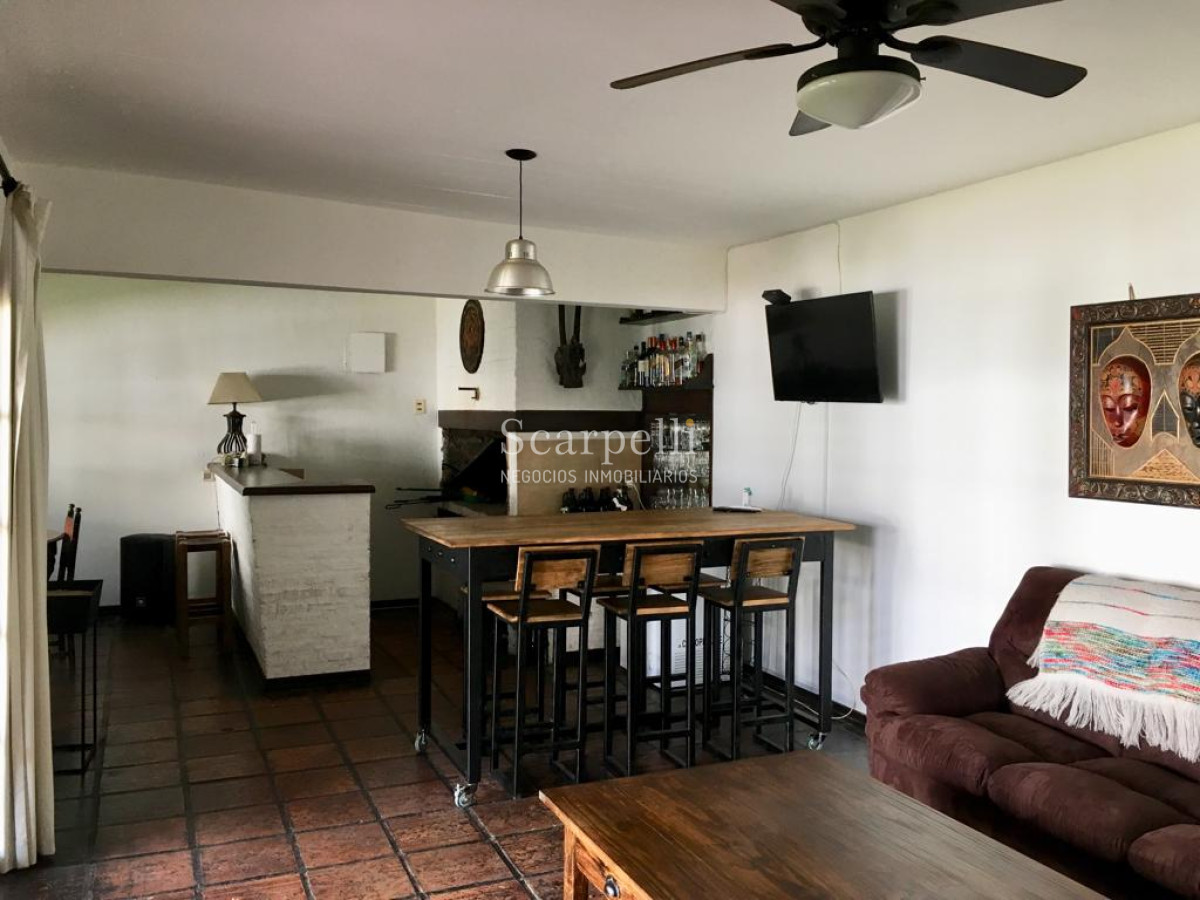 Casa ID.12430 - Importante residencia en Parque Miramar Estilo Colonial con hermoso parquizado Piscina y Barbacoa