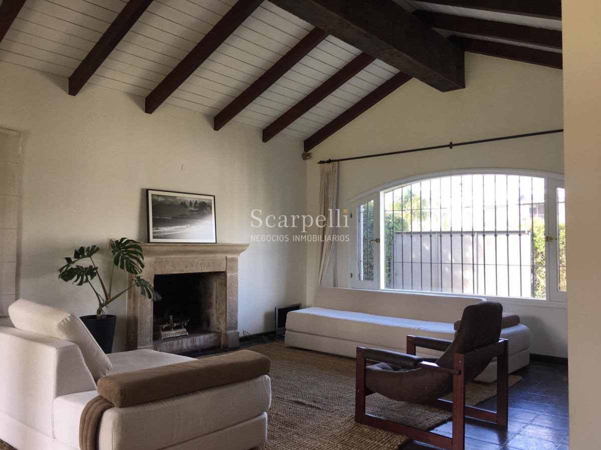 Casa ID.12430 - Importante residencia en Parque Miramar Estilo Colonial con hermoso parquizado Piscina y Barbacoa