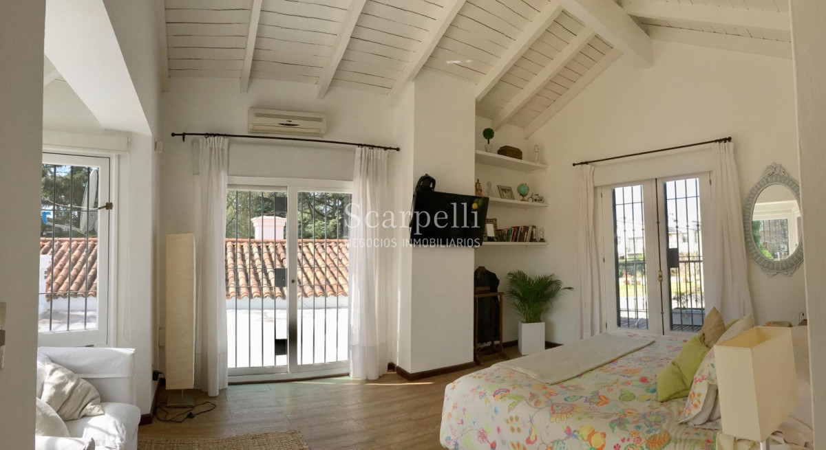 Casa ID.12430 - Importante residencia en Parque Miramar Estilo Colonial con hermoso parquizado Piscina y Barbacoa