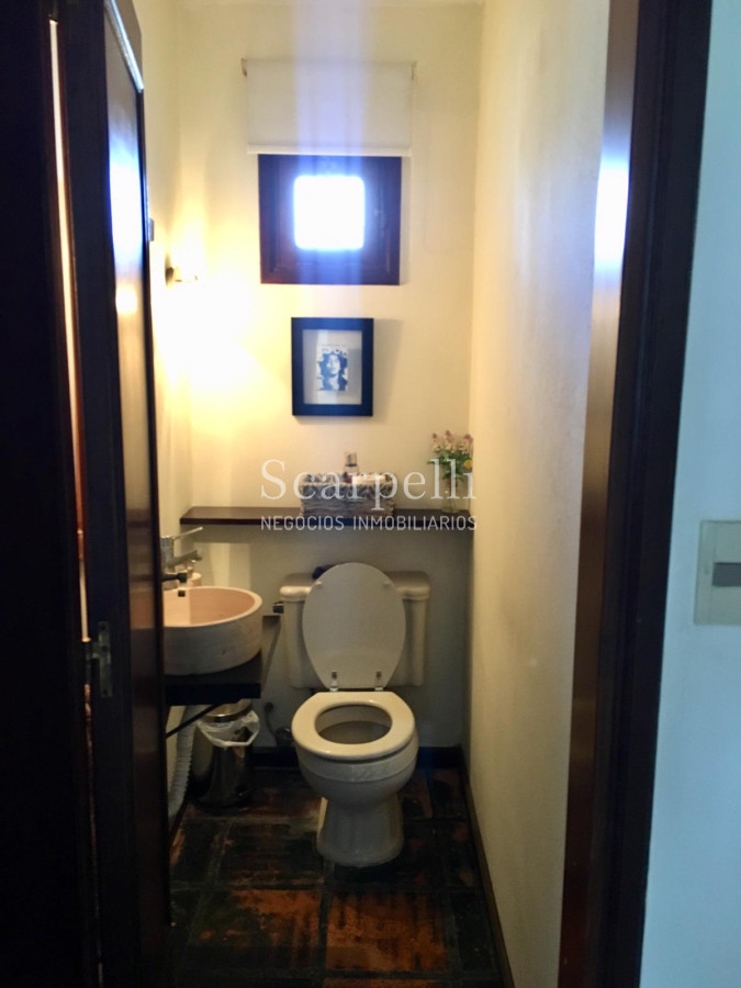 Casa ID.12430 - Importante residencia en Parque Miramar Estilo Colonial con hermoso parquizado Piscina y Barbacoa