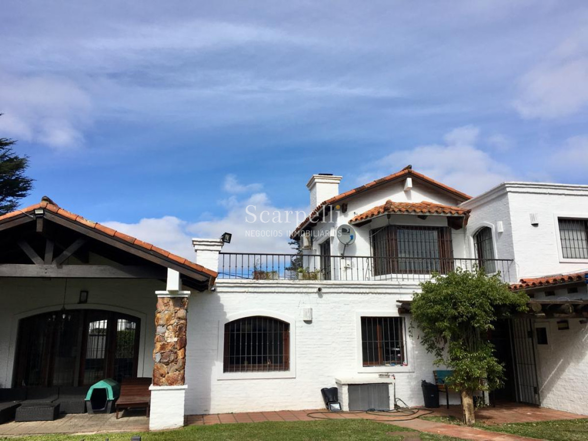 Casa ID.12430 - Importante residencia en Parque Miramar Estilo Colonial con hermoso parquizado Piscina y Barbacoa