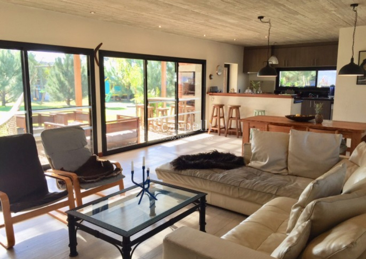 Casa ID.12487 - Sólida Construcción tradicional en Excelente Barrio Privado de Punta del Este con estupendo parquizado