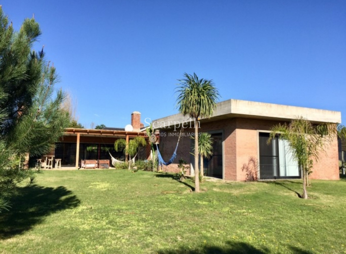 Casa ID.12487 - Sólida Construcción tradicional en Excelente Barrio Privado de Punta del Este con estupendo parquizado