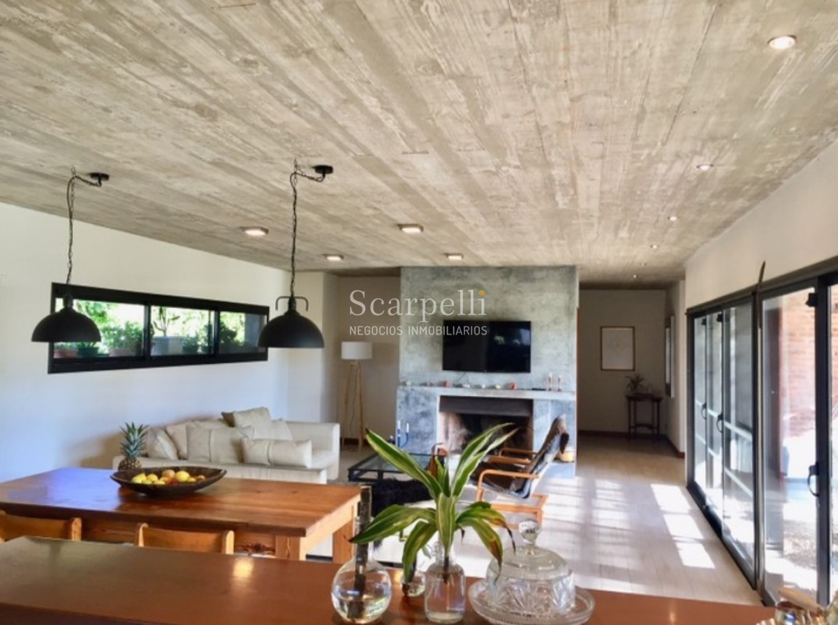 Casa ID.12487 - Sólida Construcción tradicional en Excelente Barrio Privado de Punta del Este con estupendo parquizado