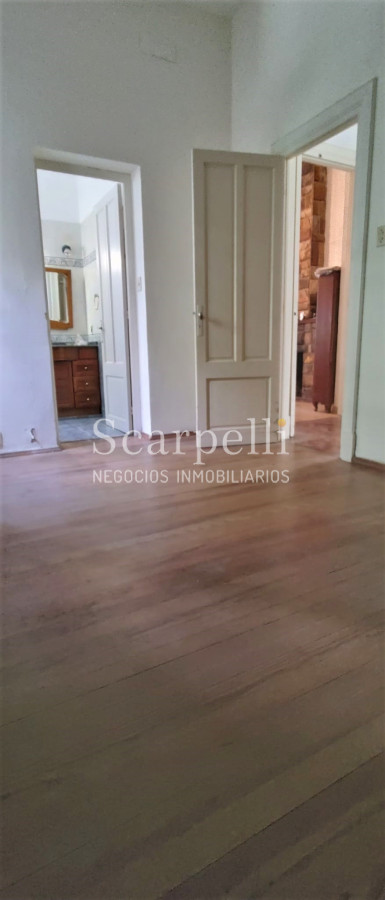 Casa ID.12722 - Importante Esquina en el 2do. Centro Comercial de Carrasco Próximo Rambla.- Ideal Reciclar en Locales Comerciales & Propiedad Horizontal.-