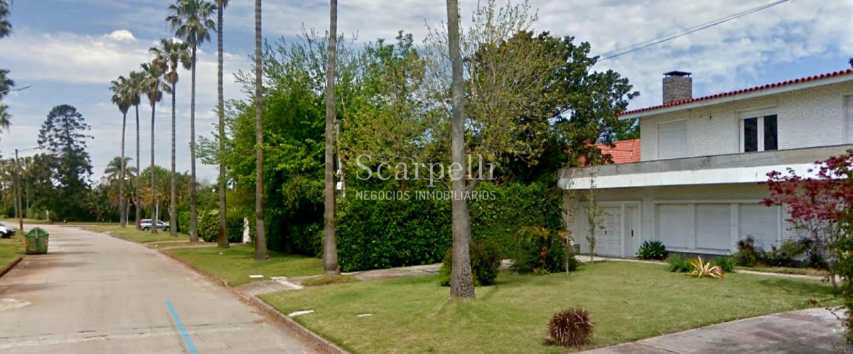 Casa ID.12722 - Importante Esquina en el 2do. Centro Comercial de Carrasco Próximo Rambla.- Ideal Reciclar en Locales Comerciales & Propiedad Horizontal.-