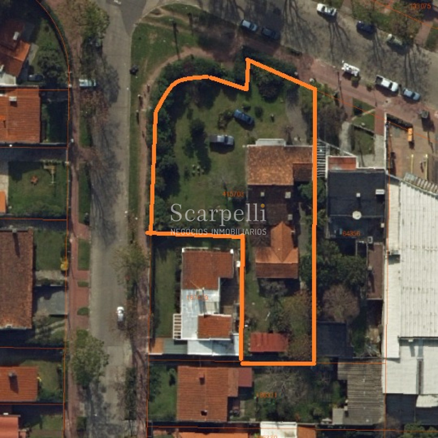 Casa ID.12722 - Importante Esquina en el 2do. Centro Comercial de Carrasco Próximo Rambla.- Ideal Reciclar en Locales Comerciales & Propiedad Horizontal.-
