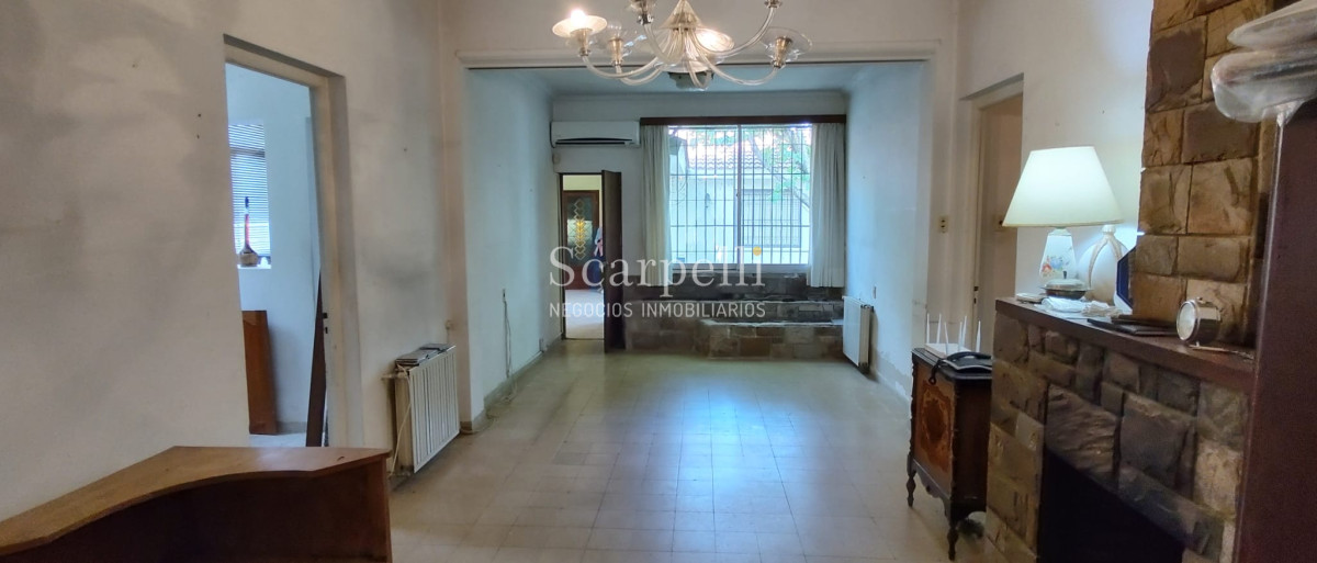Casa ID.12722 - Importante Esquina en el 2do. Centro Comercial de Carrasco Próximo Rambla.- Ideal Reciclar en Locales Comerciales & Propiedad Horizontal.-