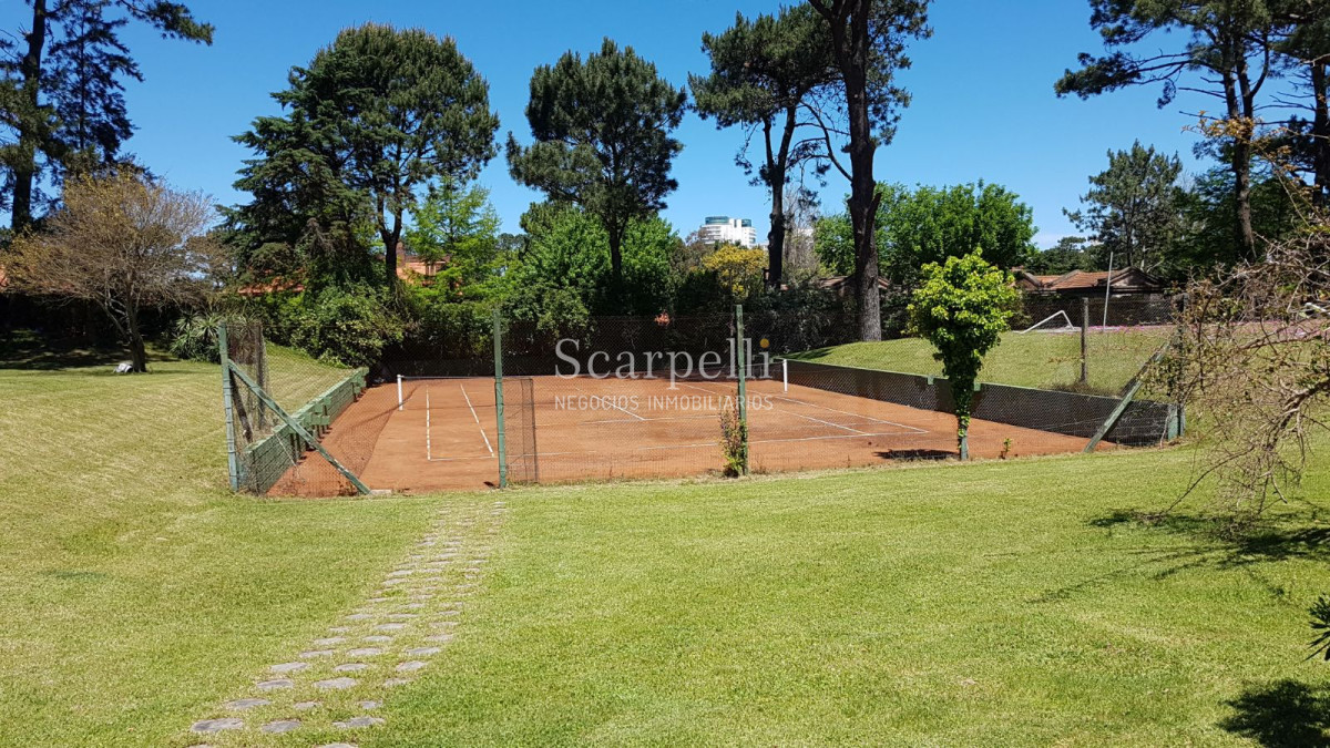 Casa ID.13445 - Complejo de 8 Casas en Parque Cerrado de 10.000 m2 con Piscinas, Canchas varias, parrillero individual y 4 dormitorios.-