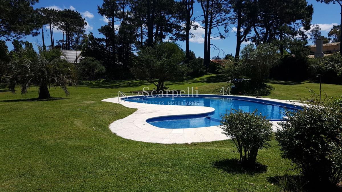 Casa ID.13445 - Complejo de 8 Casas en Parque Cerrado de 10.000 m2 con Piscinas, Canchas varias, parrillero individual y 4 dormitorios.-