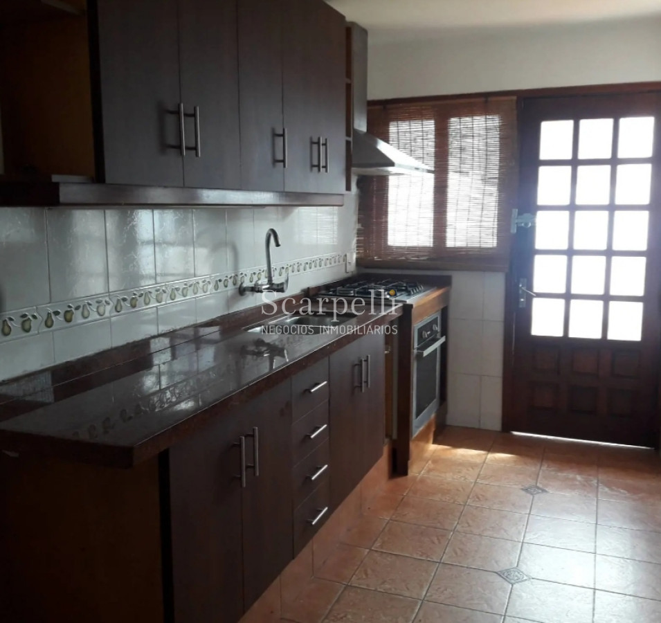 Casa ID.13574 - Prolijo Duplex Proximo Arocena con Escritorio o 4to. Dormitorio y Fondo Verde con Parrillero