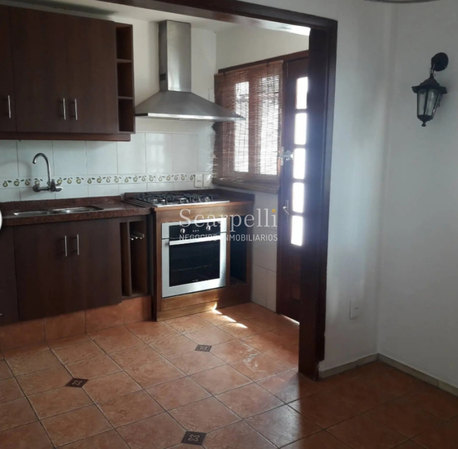 Casa ID.13574 - Prolijo Duplex Proximo Arocena con Escritorio o 4to. Dormitorio y Fondo Verde con Parrillero