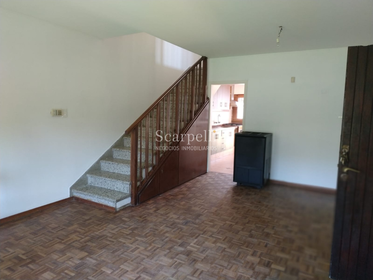 Casa ID.13574 - Prolijo Duplex Proximo Arocena con Escritorio o 4to. Dormitorio y Fondo Verde con Parrillero