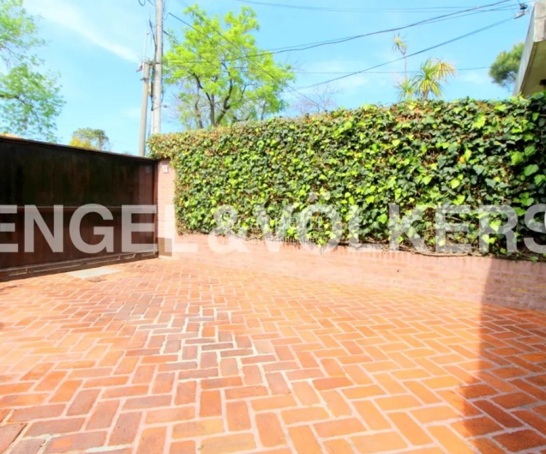 Casa ID.13693 - Horacio Quiroga: Impecable Chalet próximo Arocena & Alte. Harwood.-