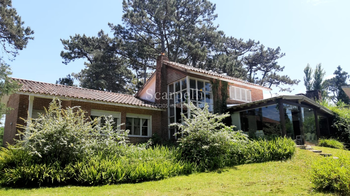 Casa ID.14513 - San Rafael :Excelente Chalet de Tejas Coloniales Estilo Europeo en 1 planta y 1/2 en muy agradable entorno parquizado