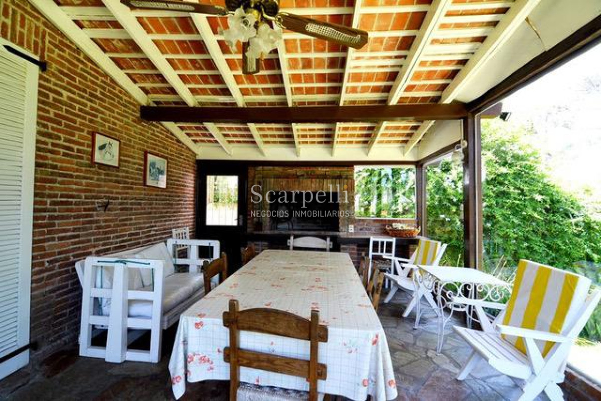 Casa ID.14513 - San Rafael :Excelente Chalet de Tejas Coloniales Estilo Europeo en 1 planta y 1/2 en muy agradable entorno parquizado
