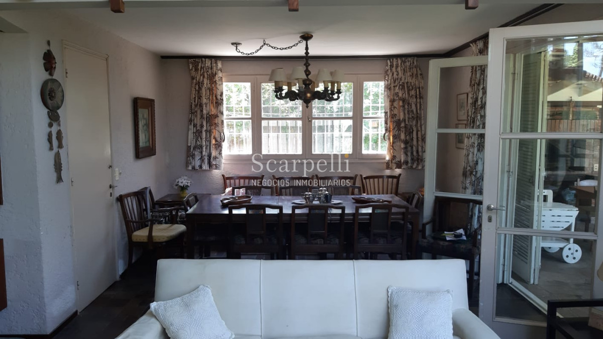 Casa ID.14513 - San Rafael :Excelente Chalet de Tejas Coloniales Estilo Europeo en 1 planta y 1/2 en muy agradable entorno parquizado