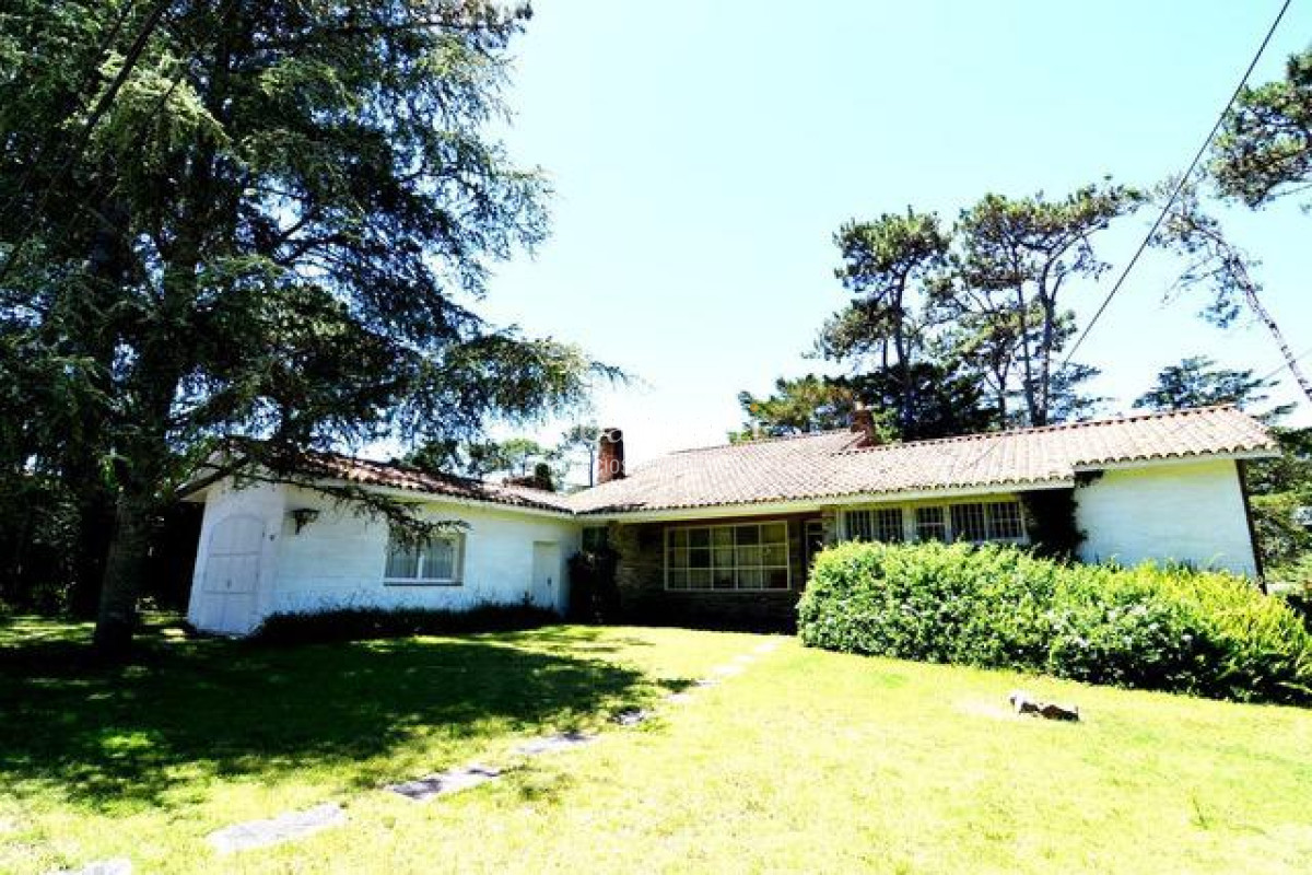 Casa ID.14513 - San Rafael :Excelente Chalet de Tejas Coloniales Estilo Europeo en 1 planta y 1/2 en muy agradable entorno parquizado