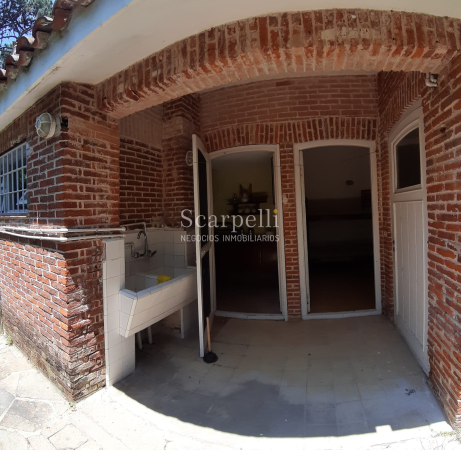 Casa ID.14513 - San Rafael :Excelente Chalet de Tejas Coloniales Estilo Europeo en 1 planta y 1/2 en muy agradable entorno parquizado