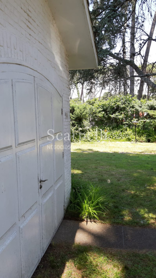 Casa ID.14513 - San Rafael :Excelente Chalet de Tejas Coloniales Estilo Europeo en 1 planta y 1/2 en muy agradable entorno parquizado