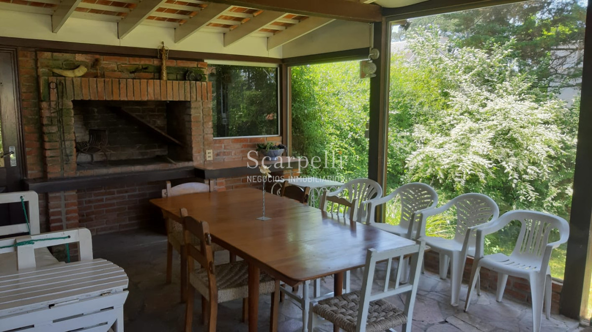 Casa ID.14513 - San Rafael :Excelente Chalet de Tejas Coloniales Estilo Europeo en 1 planta y 1/2 en muy agradable entorno parquizado