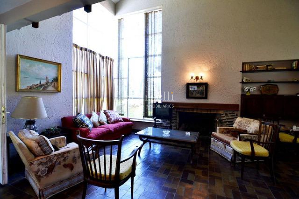 Casa ID.14513 - San Rafael :Excelente Chalet de Tejas Coloniales Estilo Europeo en 1 planta y 1/2 en muy agradable entorno parquizado