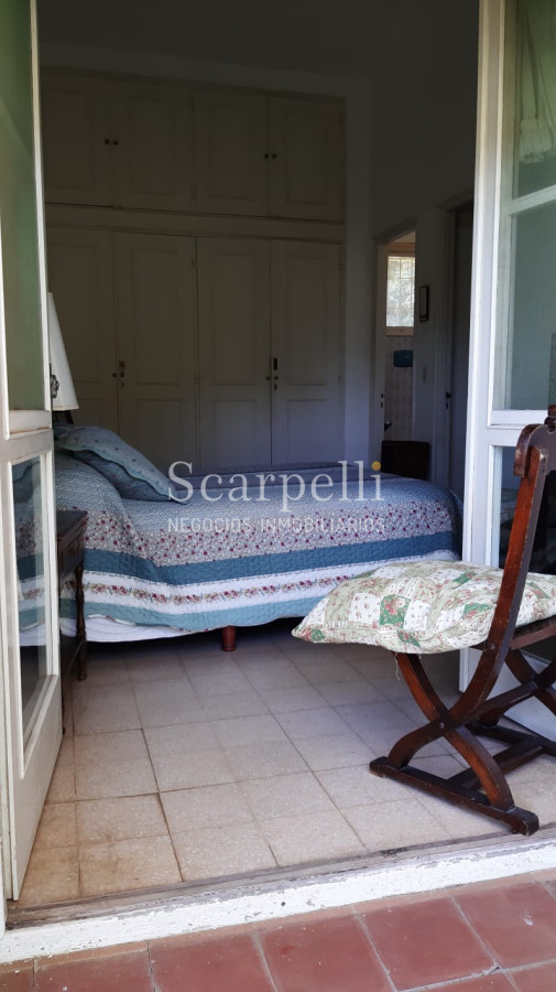 Casa ID.14513 - San Rafael :Excelente Chalet de Tejas Coloniales Estilo Europeo en 1 planta y 1/2 en muy agradable entorno parquizado