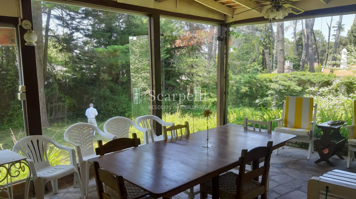 Casa ID.14513 - San Rafael :Excelente Chalet de Tejas Coloniales Estilo Europeo en 1 planta y 1/2 en muy agradable entorno parquizado