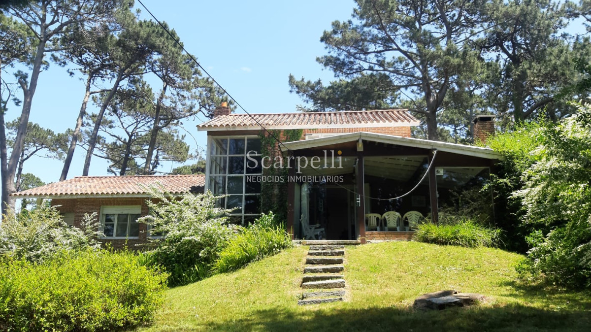 Casa ID.14513 - San Rafael :Excelente Chalet de Tejas Coloniales Estilo Europeo en 1 planta y 1/2 en muy agradable entorno parquizado