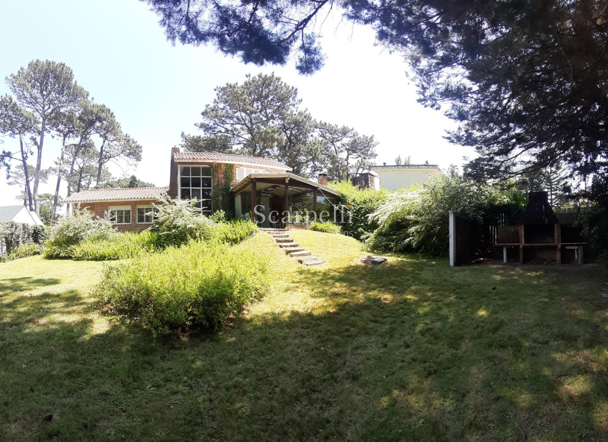 Casa ID.14513 - San Rafael :Excelente Chalet de Tejas Coloniales Estilo Europeo en 1 planta y 1/2 en muy agradable entorno parquizado