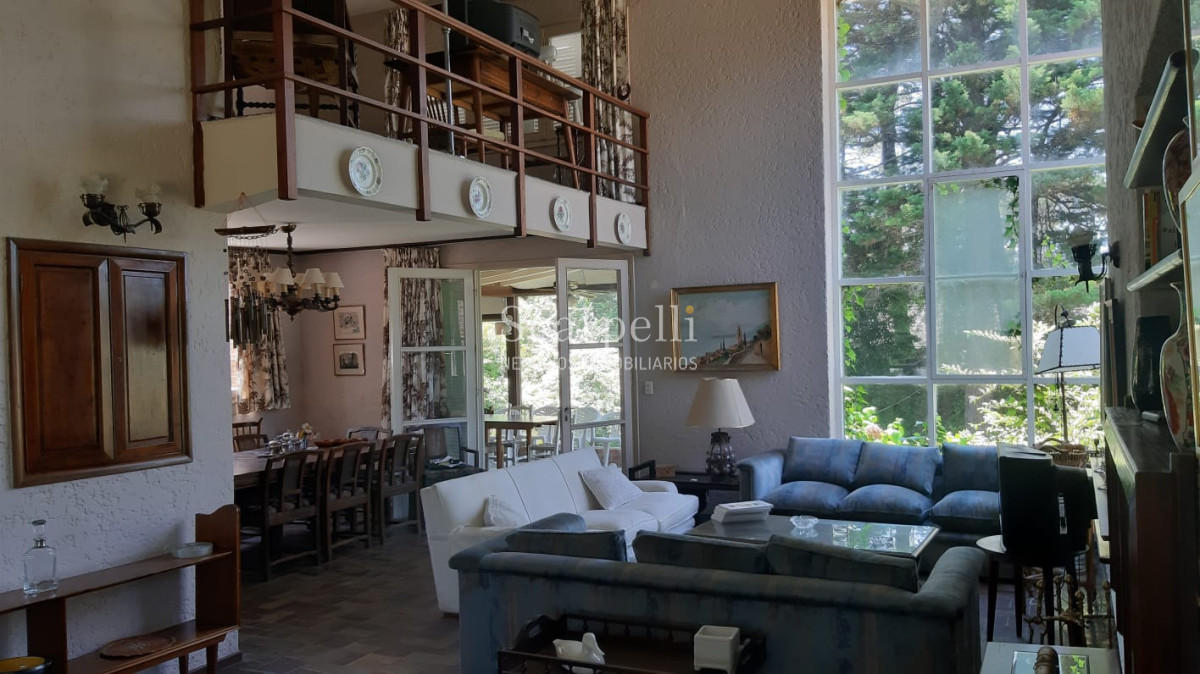 Casa ID.14513 - San Rafael :Excelente Chalet de Tejas Coloniales Estilo Europeo en 1 planta y 1/2 en muy agradable entorno parquizado