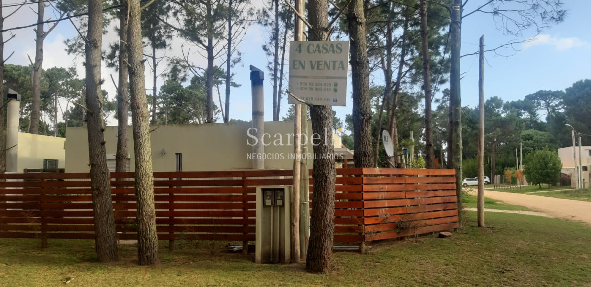 Casa ID.18160 - Pinares Parada 35 Cno. Laguna Próximo. Chalet de Ladrillo y Tejas Francesas Estilo Country en Apacible Entorno  con Vecinos todo el Año.-