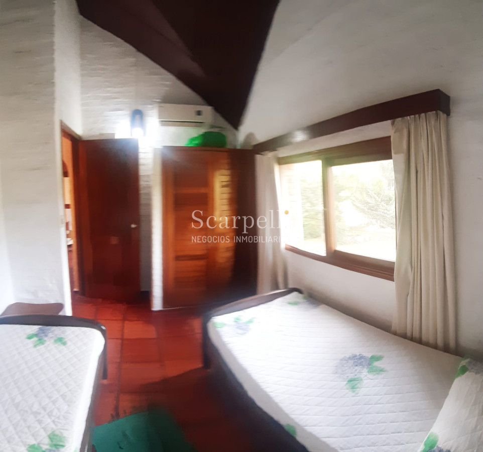 Casa ID.18160 - Pinares Parada 35 Cno. Laguna Próximo. Chalet de Ladrillo y Tejas Francesas Estilo Country en Apacible Entorno  con Vecinos todo el Año.-