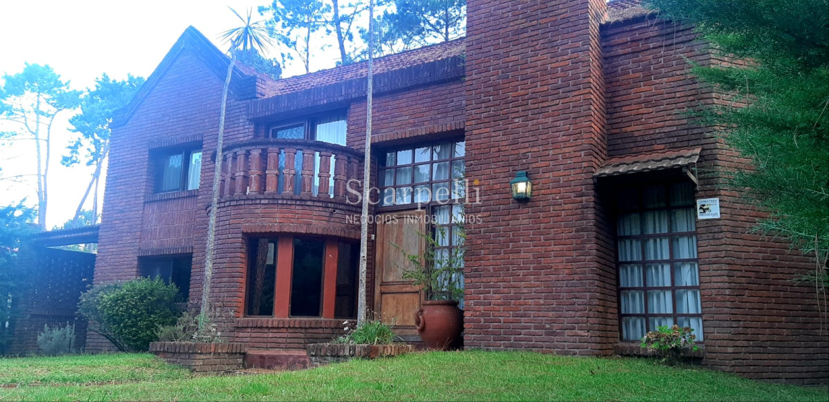 Casa ID.18160 - Pinares Parada 35 Cno. Laguna Próximo. Chalet de Ladrillo y Tejas Francesas Estilo Country en Apacible Entorno  con Vecinos todo el Año.-