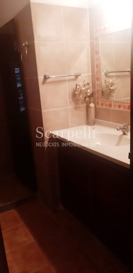 Casa ID.18160 - Pinares Parada 35 Cno. Laguna Próximo. Chalet de Ladrillo y Tejas Francesas Estilo Country en Apacible Entorno  con Vecinos todo el Año.-