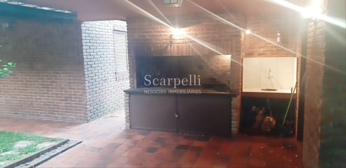 Casa ID.18160 - Pinares Parada 35 Cno. Laguna Próximo. Chalet de Ladrillo y Tejas Francesas Estilo Country en Apacible Entorno  con Vecinos todo el Año.-