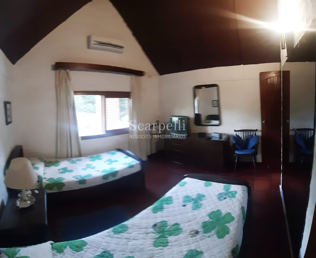 Casa ID.18160 - Pinares Parada 35 Cno. Laguna Próximo. Chalet de Ladrillo y Tejas Francesas Estilo Country en Apacible Entorno  con Vecinos todo el Año.-