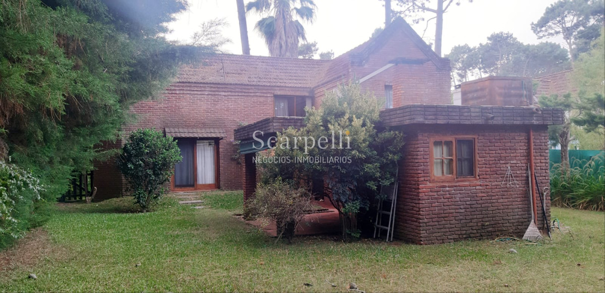 Casa ID.18160 - Pinares Parada 35 Cno. Laguna Próximo. Chalet de Ladrillo y Tejas Francesas Estilo Country en Apacible Entorno  con Vecinos todo el Año.-