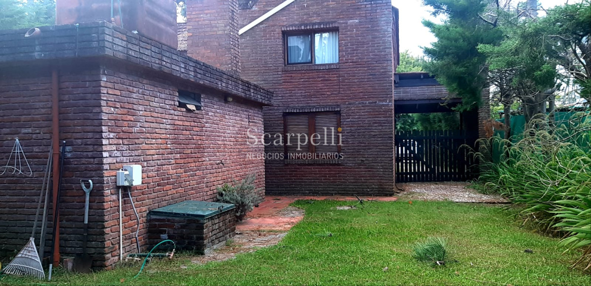 Casa ID.18160 - Pinares Parada 35 Cno. Laguna Próximo. Chalet de Ladrillo y Tejas Francesas Estilo Country en Apacible Entorno  con Vecinos todo el Año.-