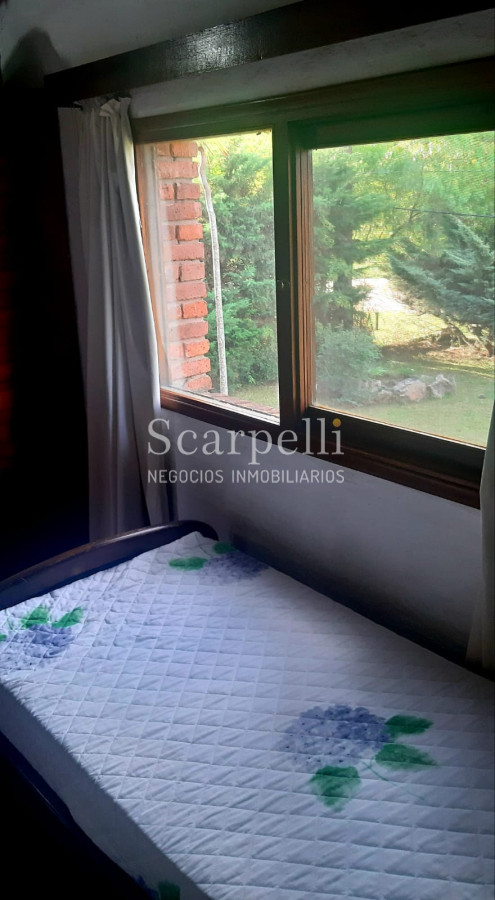 Casa ID.18160 - Pinares Parada 35 Cno. Laguna Próximo. Chalet de Ladrillo y Tejas Francesas Estilo Country en Apacible Entorno  con Vecinos todo el Año.-